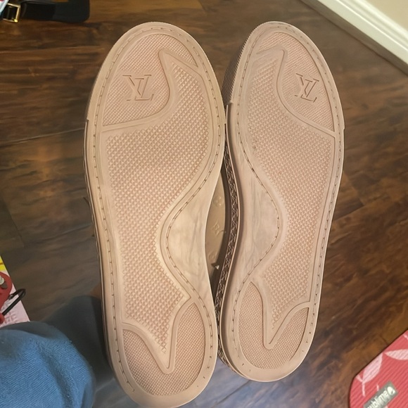 Pre loved excellent condition LV sneaker - Picture 5 of 5